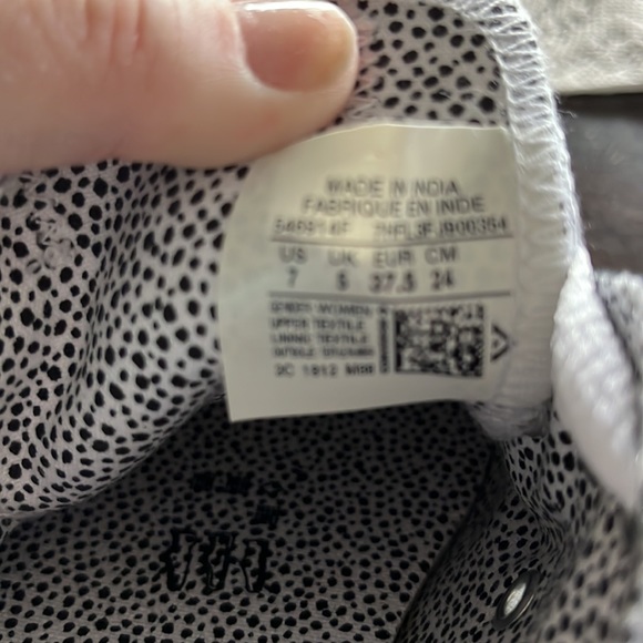 Converse Chuck Taylor Low Top Sneakers - Picture 6 of 6